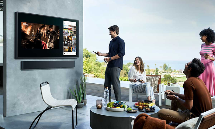 Samsung - Ulkona aikaansa viettävät ihmiset katsovat The Terrace -televisiota