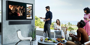Samsung - Ulkona aikaansa viettävät ihmiset katsovat The Terrace -televisiota