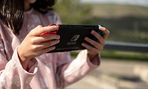 Tyttö pelaa Nintendo Switchiä