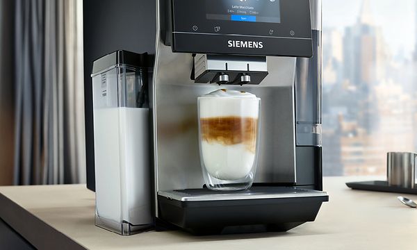 Siemens EQ700 -espressokone sekä kupillinen kahvia valmistumassa