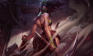 League of Legends -pelin hahmo Akali, jolla miekka kädessään