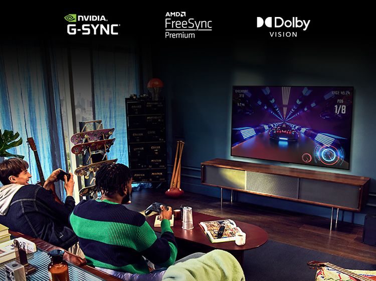 Kaksi nuorta pelaamassa LG OLED -televisiolla