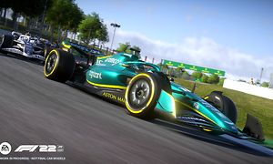 Lähikuva mutkassa ajavasta vuoden 2022 F1-kilpa-autosta