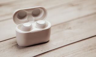 Brown goods -Earbuds- Valkoiset earbuds-kuulokkeet kotelossa