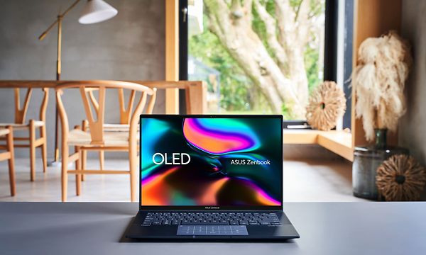 ZenBook 14 OLED -kannettava tietokone pöydällä sekä upealla taustalla