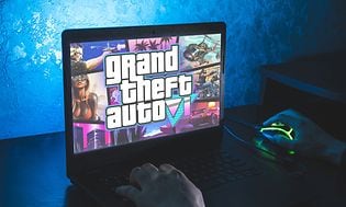 Tietokoneen näyttö, jonka ruudulla näkyy logo Grand Theft Auto VI