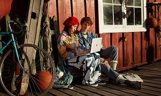 Kaksi nuorta työskentelee MacBook Air -kannettavalla