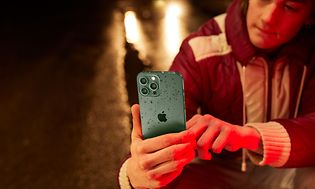Apple - BTS - Nuori poika ottaa kuvaa iPhone 13 Pro Max -älypuhelimellaan