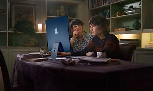 Kaksi nuorta työskentelee M1-sirulla varustetulla iMac-tietokoneella