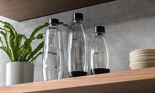 Kolme Sodastream-pulloa vierekkäin hyllyllä