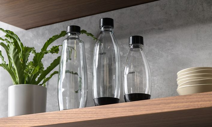 Kolme Sodastream-pulloa vierekkäin hyllyllä