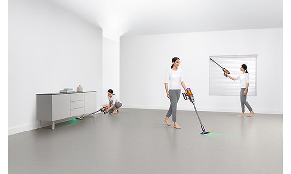 Kolme pölynimuria, sama nainen imuroimassa kolmessa eri paikassa Dyson V12 Slim -varsi-imurilla