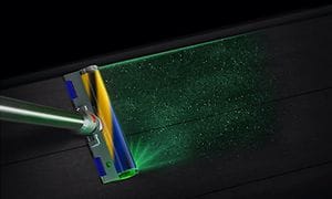 Dyson V12 Slim -varsi-imurin laservalo valaisee likaiselta lattialta imuroitavat roskat