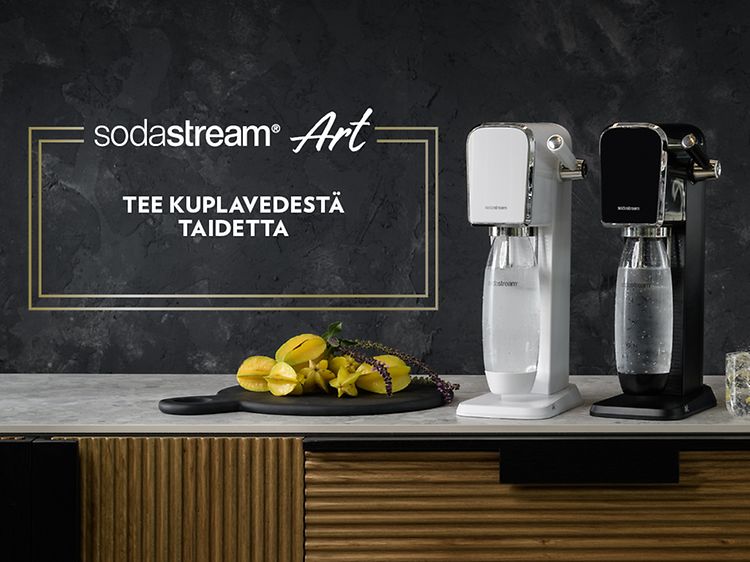 Kaksi Sodastream-hiilihapotuslaitetta keittiön työtasolla sekä teksti 'Tee kuplavedestä taidetta'