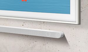 Samsung-soundbar television alapuolella