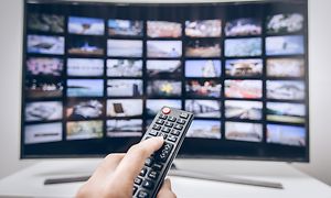 TV - Televisio eri sovelluksilla näytöllä ja kaukosäätimellä