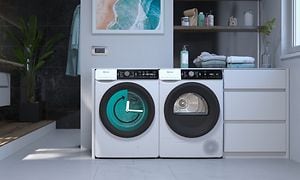 Power wash - Kaksi Hisense-pyykinpesukonetta vierekkäin kodinhoitohuoneessa