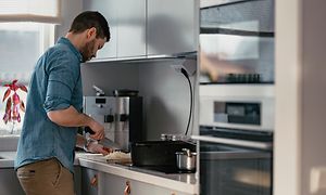 SDA - Ruoanlaitto - Mies valmistaa ruokaa keittiössä