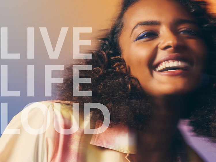 Sony - Nainen sekä teksti 'LIVE LIFE LOUD'
