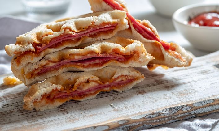 Keittiön pienlaitteet ja tarvikkeet - Voileipä, joka on grillattu vohveliraudalla
