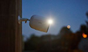 Arlo Go V2 -valvontakamera ulkoseinään asennettuna ja kuvaamassa yöaikaan