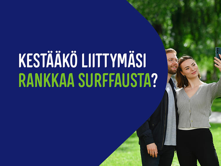 Hymyilevä pariskunta ottaa selfie-kuvaa ja vieressä mainosteksti Kestääkö liittymäsi rankkaa surffausta