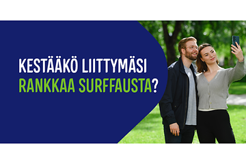 Hymyilevä pariskunta ottaa selfie-kuvaa ja vieressä mainosteksti Kestääkö liittymäsi rankkaa surffausta