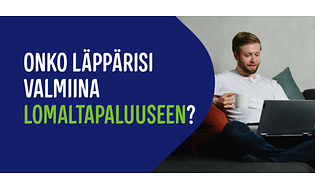 Mies istuu sohvalla kannettava sylissään ja vieressä mainosteksti Onko läppärisi valmiina lomaltapaluuseen?