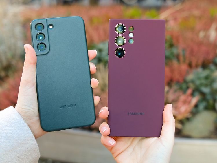 Kaksi Samsung Galaxy S22 -puhelinta, joissa vihreät ja violetit kuoret