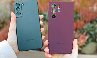 Kaksi Samsung Galaxy S22 -puhelinta, joissa vihreät ja violetit kuoret
