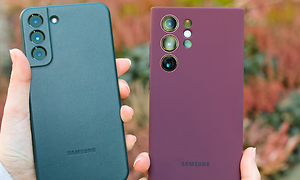 Kaksi Samsung Galaxy S22 -puhelinta, joissa vihreät ja violetit kuoret