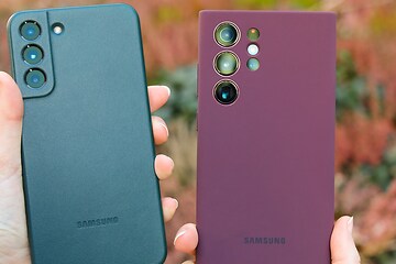Kaksi Samsung Galaxy S22 -puhelinta, joissa vihreät ja violetit kuoret