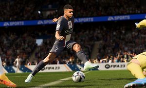 Kuvakaappaus FIFA 23 -pelistä, jossa Mbappe potkaisee palloa vastustajan maaliin