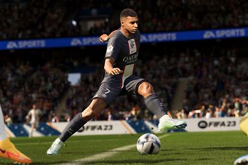 Kuvakaappaus FIFA 23 -pelistä, jossa Mbappe potkaisee palloa vastustajan maaliin