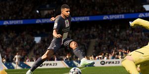 Kuvakaappaus FIFA 23 -pelistä, jossa Mbappe potkaisee palloa vastustajan maaliin
