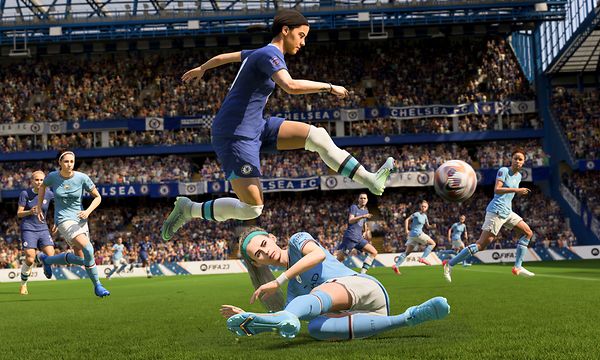 Kuvakaappaus FIFA 23 -pelistä, jossa Sam Kerr hyppää kentällä toisen pelaajan yli