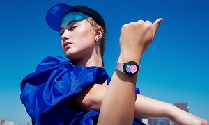 Samsung - Galaxy Watch5 - Tyttö Galaxy Watch5 -älykello ranteessaan