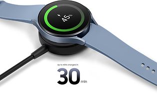 Samsung Galaxy Watch5 -älykello latauksessa