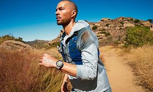 Mies Galaxy Watch 5 Pro -älykello ranteessaan