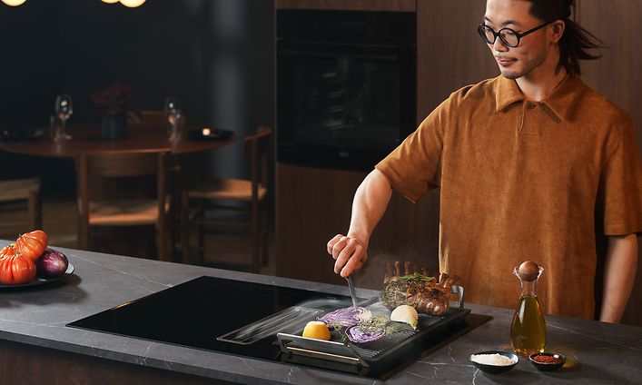 Electrolux - Keittotasot - Mies valmistaa ruokaa keittotason avulla