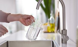 Vettä täytetään vesisäiliöön - Ainutlaatuinen AquaSpin-teknologia