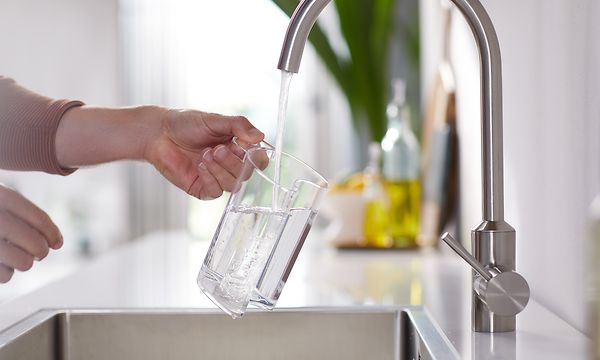 Vettä täytetään vesisäiliöön - Ainutlaatuinen AquaSpin-teknologia