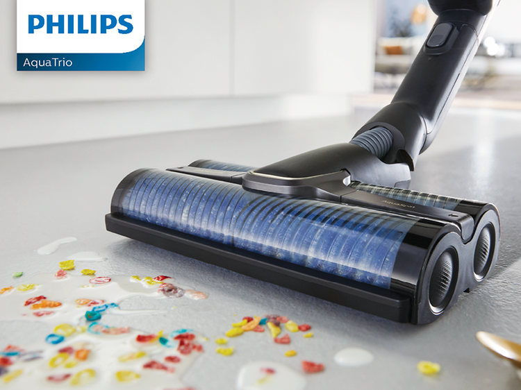 Philips AquaTrio 3-in-1 johdoton pölynimuri imuroimassa lattiaa