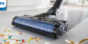 Philips AquaTrio 3-in-1 johdoton pölynimuri imuroimassa lattiaa