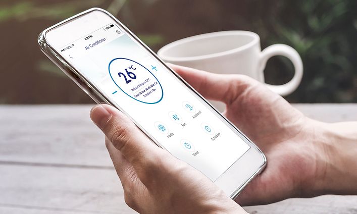Electrolux - Sisäilman laatu - Käsi pitelee matkapuhelinta, josta näkyy sisäilmanlaatu sovelluksessa