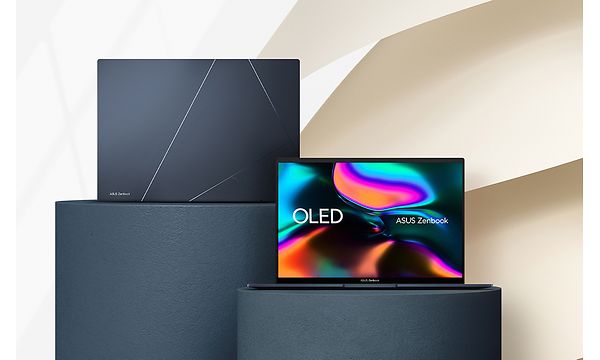 Kaksi Zenbook 14 OLED -kannettavaa jalustalla