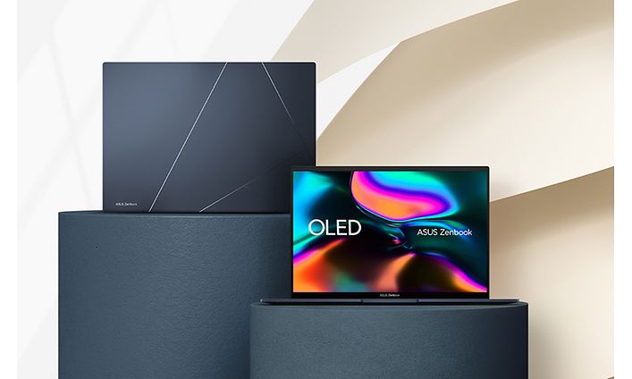 Kaksi Zenbook 14 OLED -kannettavaa jalustalla