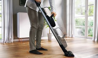 Electrolux - Pölynimurit - Varsi-imurit - Mies käytttää Electroluxin varsi-imuria siivoamiseen