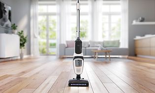 Keskellä olohuonetta oleva Electroluxin varsi-imuri