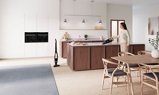 Olohuoneessa oleva Electroluxin varsi-imuri